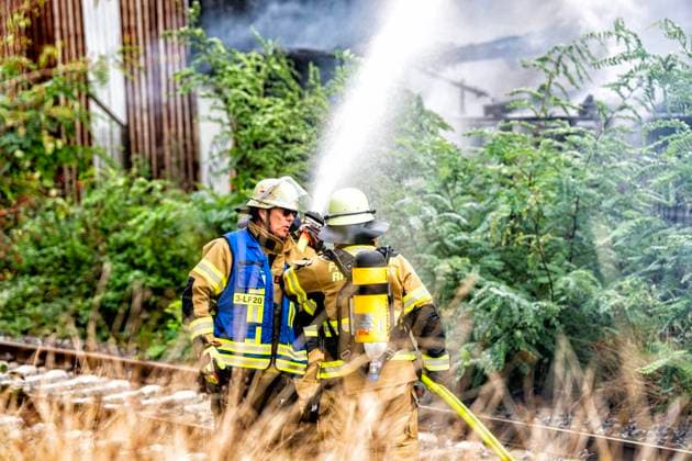 Gewerbebrand in Rheinberg ** NUR FÜR REDAKTIONELLE ZWECKE ** EDITORIAL USE ONLY **<p>Eine Halle Brandt am 22.9.2026 in Rheinberg. Irgendwelche Stoffe haben sich dort chemisch zersetzt. Foto : Arnulf Stoffel Funke Foto Services < p> Buntes Deutschland NRW Rheinberg Copyright: ArnulfxStoffel