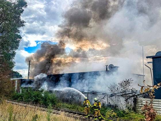 Gewerbebrand in Rheinberg ** NUR FÜR REDAKTIONELLE ZWECKE ** EDITORIAL USE ONLY **<p>Eine Halle Brandt am 22.9.2026 in Rheinberg. Irgendwelche Stoffe haben sich dort chemisch zersetzt. Foto : Arnulf Stoffel Funke Foto Services < p> Buntes Deutschland NRW Rheinberg Copyright: ArnulfxStoffel
