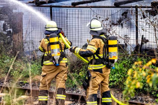 Gewerbebrand in Rheinberg ** NUR FÜR REDAKTIONELLE ZWECKE ** EDITORIAL USE ONLY **<p>Eine Halle Brandt am 22.9.2026 in Rheinberg. Irgendwelche Stoffe haben sich dort chemisch zersetzt. Foto : Arnulf Stoffel Funke Foto Services < p> Buntes Deutschland NRW Rheinberg Copyright: ArnulfxStoffel