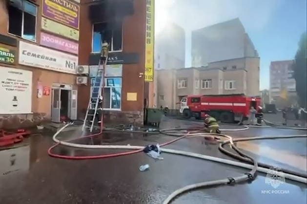 RUSSIA, STERLITAMAK - SEPTEMBER 22, 2026: Emergency workers battle a fire at the Solnechny shopping centre. Video grab. Best possible quality. Ministry of Emergency Situations TASS  98135335