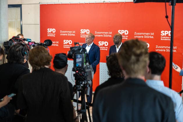 Pressestatement der SPD Fraktion im Bundestag. Deutschland, Berlin am 22. September 2026: Fraktionsvorsitzender MdB Matthias Miersch (neben MdB Armand Zorn) spricht vor Presse und Journalisten auf der Fraktionsebene im Bundestag.