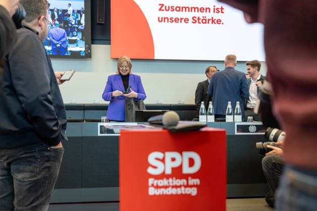 SPD Fraktion im Bundestag. Deutschland, Berlin am 22. September 2026: Bärbel Bas (SPD) in dem Saal der SPD Fraktion im Bundestag. Im Vordergrund ein Pult mit der Schrift SPD Fraktion im Bundestag im Hintergrund die Schrift auf eine Anzeige Zusammen ist unsere Stärke .