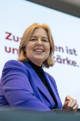 SPD Fraktion im Bundestag. Deutschland, Berlin am 22. September 2026: Bärbel Bas (SPD) in dem Saal der SPD Fraktion im Bundestag. Im Hintergrund die Schrift auf eine Anzeige Zusammen ist unsere Stärke .