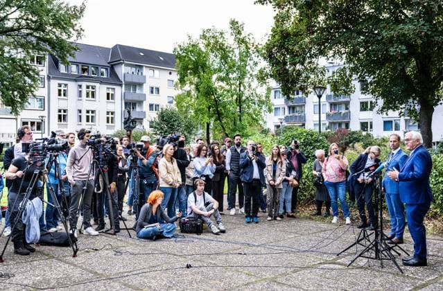 NRW, Bundespräsident Frank-Walter Steinmeier verlegt seinen offiziellen Amtssitz für drei Tage nach Hattingen #7 Ortszeit Bundespräsident in Hattingen ** NUR FÜR REDAKTIONELLE ZWECKE ** EDITORIAL USE ONLY **<p>Bundespräsident Frank Walter Steinmeier (SPD) geht am Dienstagmorgen, 22.09.2026, zum Auftakt seiner dreitägigen Ortszeit durch die Innenstadt von Hattingen. Begleitet wird er von Bürgermeisterin Melanie Witte-Lonsing Deutschland NRW Hattingen Copyright: MartinxMöller