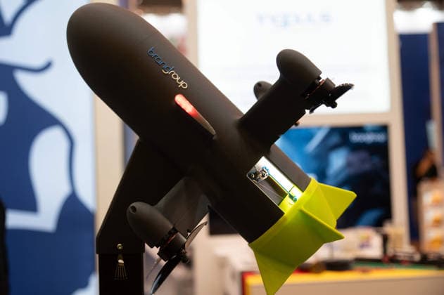 Modell einer Drohne, der Hersteller praesentiert hier einen speziellen Ausloesemechanismus der zum Abwurf von Gegenstaenden geeignet ist, Messe EUDEX Euro Defence Expo, am 22.09.2026 in der Messe Essen Deutschland.