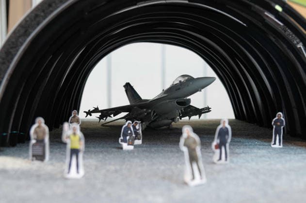Modell eines Flugzeughangars mit einem Kampfflugzeug, der Hersteller praesentiert hier die Aus- und Nachruestung von Bunkeranlagen, Messe EUDEX Euro Defence Expo, am 22.09.2026 in der Messe Essen Deutschland.
