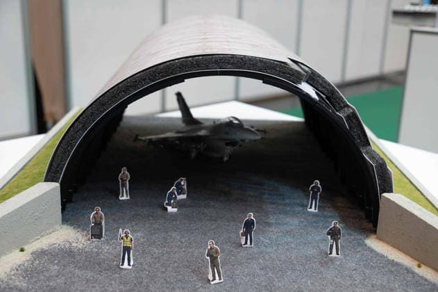 Modell eines Flugzeughangars mit einem Kampfflugzeug, der Hersteller praesentiert hier die Aus- und Nachruestung von Bunkeranlagen, Messe EUDEX Euro Defence Expo, am 22.09.2026 in der Messe Essen Deutschland.