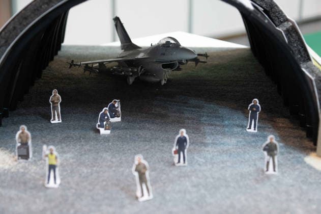 Modell eines Flugzeughangars mit einem Kampfflugzeug, der Hersteller praesentiert hier die Aus- und Nachruestung von Bunkeranlagen, Messe EUDEX Euro Defence Expo, am 22.09.2026 in der Messe Essen Deutschland.