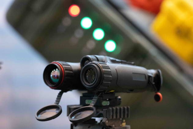 Ein Fernglas mit Waermebildfunktion, Ueberwachung, Observierung, Messe EUDEX Euro Defence Expo, am 22.09.2026 in der Messe Essen Deutschland.