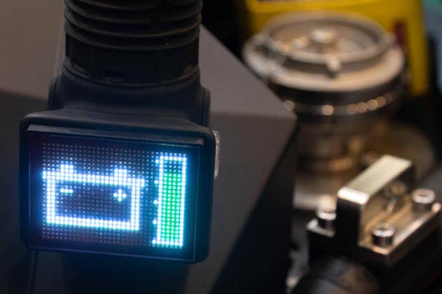 LED Anzeige mit Batterieanzeige und Ladezustand, an einem HyperX1, Feuerloeschroboter mit Kettenantrieb, Feature, Randmotiv, Symbolfoto, Messe EUDEX Euro Defence Expo, am 22.09.2026 in der Messe Essen Deutschland.