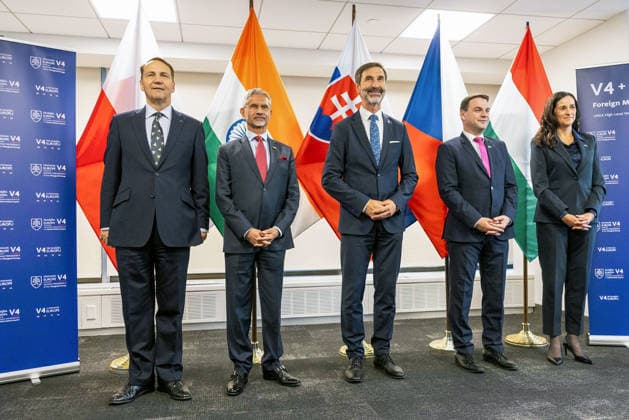 RECORD DATE NOT STATED EAM S. Jaishankar in New York New York U.S. , Sep 22 (ANI): (L-R) Poland s Deputy Prime Minister and Foreign Minister RadosÅ‚aw Sikorski; India s Foreign Minister S. Jaishankar; Slovakia s Foreign Minister Juraj Blanar; Czech Deputy Prime Minister and Foreign Minister Petr Macinka; and Hungary s Deputy Prime Minister and Foreign Minister Anita Orban in a family photo at the Visegrad Group (V4)+India Foreign Ministers™ Meeting on the sidelines of the 81st Session of UNGA 2026, in New York on Monday. (@DrSJaishankar X ANI Photo) New York USA Copyright: xANIx ANI_20260922009