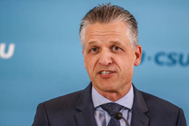 Statement vor den Fraktionssitzung der CDU CSU Alexander Hoffmann, stellvertretender Fraktionsvorsitzender der CDU CSU im Bundestag und Thorsten Frei (CDU), Fraktionsvorsitzender, spricht waehrend eines Statement vor den Fraktionssitzungen am 22.09.2026 in Berlin. Berlin Berlin Deutschland Reichstag