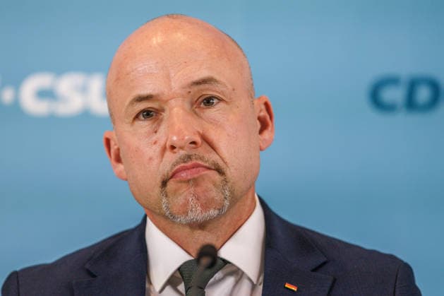 Statement vor den Fraktionssitzung der CDU CSU Alexander Hoffmann, stellvertretender Fraktionsvorsitzender der CDU CSU im Bundestag und Thorsten Frei (CDU), Fraktionsvorsitzender, spricht waehrend eines Statement vor den Fraktionssitzungen am 22.09.2026 in Berlin. Berlin Berlin Deutschland Reichstag