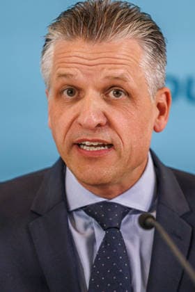 Statement vor den Fraktionssitzung der CDU CSU Alexander Hoffmann, stellvertretender Fraktionsvorsitzender der CDU CSU im Bundestag und Thorsten Frei (CDU), Fraktionsvorsitzender, spricht waehrend eines Statement vor den Fraktionssitzungen am 22.09.2026 in Berlin. Berlin Berlin Deutschland Reichstag