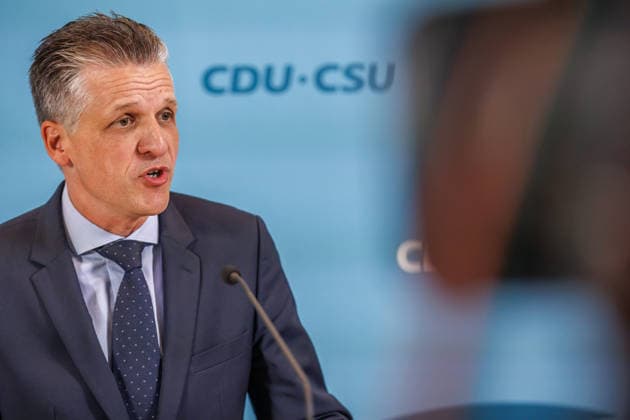 Statement vor den Fraktionssitzung der CDU CSU Alexander Hoffmann, stellvertretender Fraktionsvorsitzender der CDU CSU im Bundestag und Thorsten Frei (CDU), Fraktionsvorsitzender, spricht waehrend eines Statement vor den Fraktionssitzungen am 22.09.2026 in Berlin. Berlin Berlin Deutschland Reichstag