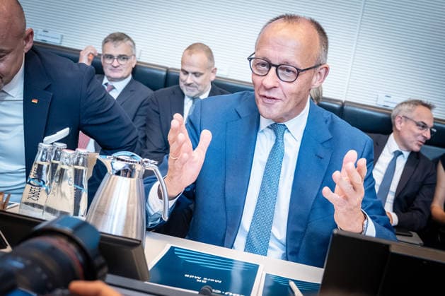 Bundeskanzler Friedrich Merz zu Beginn der Fraktionssitzung von CDU und CSU im Deutschen Bundestag;Sitzungswoche im Deutschen Bundestag - Statements und Auftakt der Fraktionssitzungen, Berlin Berlin Deutschland Bundestag