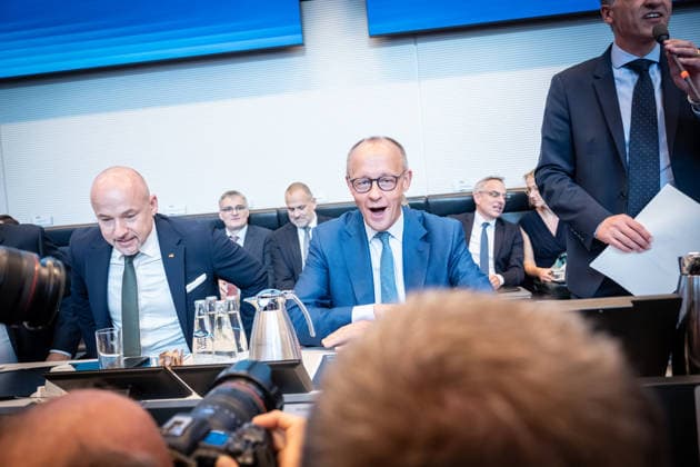 Bundeskanzler Friedrich Merz zu Beginn der Fraktionssitzung von CDU und CSU im Deutschen Bundestag;Sitzungswoche im Deutschen Bundestag - Statements und Auftakt der Fraktionssitzungen, Berlin Berlin Deutschland Bundestag