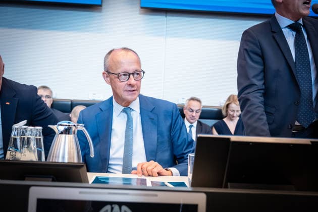 Bundeskanzler Friedrich Merz zu Beginn der Fraktionssitzung von CDU und CSU im Deutschen Bundestag;Sitzungswoche im Deutschen Bundestag - Statements und Auftakt der Fraktionssitzungen, Berlin Berlin Deutschland Bundestag