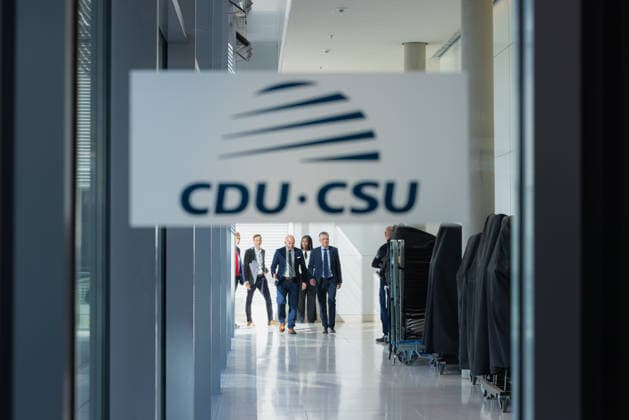 Pressestatement der CDU CSU Fraktion im Bundestag. Deutschland, Berlin am 22. September 2026: Fraktionsvorsitzender CDU CSU, Thorsten Frei (CDU) läuft mit Kollege Alexander Hoffmann (CSU) auf der Fraktionsebene zur Pressestatement.