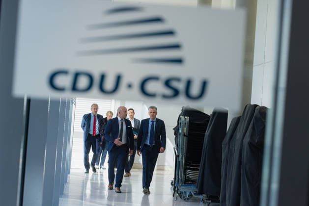 Pressestatement der CDU CSU Fraktion im Bundestag. Deutschland, Berlin am 22. September 2026: Fraktionsvorsitzender CDU CSU, Thorsten Frei (CDU) läuft mit Kollege Alexander Hoffmann (CSU) auf der Fraktionsebene zur Pressestatement.