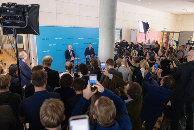 Pressestatement der CDU CSU Fraktion im Bundestag. Deutschland, Berlin am 22. September 2026: Fraktionsvorsitzender CDU CSU, Thorsten Frei mit Alexander Hoffmann (CSU) sprichen vor Presse und Journalisten auf der Fraktionsebene im Bundestag.