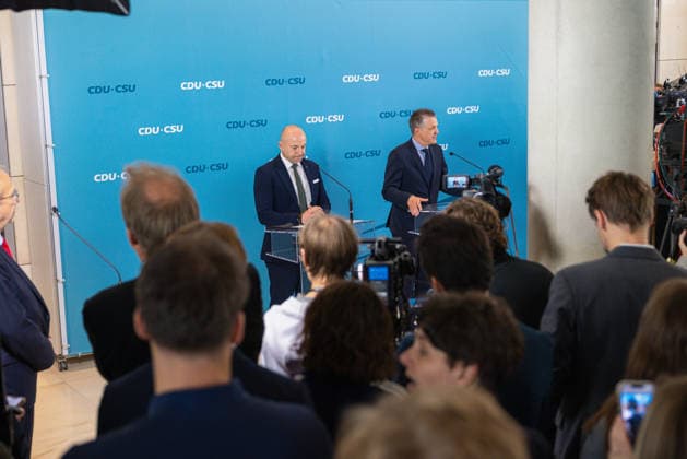 Pressestatement der CDU CSU Fraktion im Bundestag. Deutschland, Berlin am 22. September 2026: Fraktionsvorsitzender CDU CSU, Thorsten Frei mit Alexander Hoffmann (CSU) sprichen vor Presse und Journalisten auf der Fraktionsebene im Bundestag.