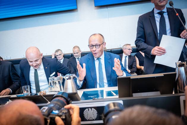 Bundeskanzler Friedrich Merz zu Beginn der Fraktionssitzung von CDU und CSU im Deutschen Bundestag;Sitzungswoche im Deutschen Bundestag - Statements und Auftakt der Fraktionssitzungen, Berlin Berlin Deutschland Bundestag