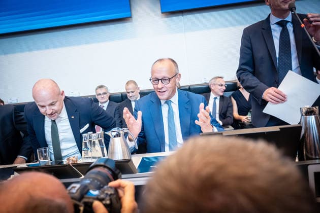 Bundeskanzler Friedrich Merz zu Beginn der Fraktionssitzung von CDU und CSU im Deutschen Bundestag;Sitzungswoche im Deutschen Bundestag - Statements und Auftakt der Fraktionssitzungen, Berlin Berlin Deutschland Bundestag