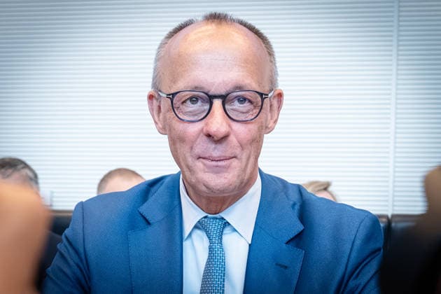 Bundeskanzler Friedrich Merz zu Beginn der Fraktionssitzung von CDU und CSU im Deutschen Bundestag;Sitzungswoche im Deutschen Bundestag - Statements und Auftakt der Fraktionssitzungen, Berlin Berlin Deutschland Bundestag