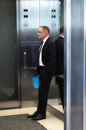 Tino Chrupalla im Bundestag. Deutschland, Berlin am 22. September 2026: Fraktionsvorsitzende, Tino Chrupalla (AfD) in dem Aufzug auf der Fraktionsebene.