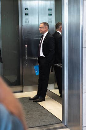 Tino Chrupalla im Bundestag. Deutschland, Berlin am 22. September 2026: Fraktionsvorsitzende, Tino Chrupalla (AfD) in dem Aufzug auf der Fraktionsebene.