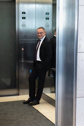 Tino Chrupalla im Bundestag. Deutschland, Berlin am 22. September 2026: Fraktionsvorsitzende, Tino Chrupalla (AfD) in dem Aufzug auf der Fraktionsebene.