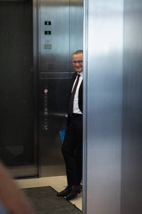 Tino Chrupalla im Bundestag. Deutschland, Berlin am 22. September 2026: Fraktionsvorsitzende, Tino Chrupalla (AfD) in dem Aufzug auf der Fraktionsebene.