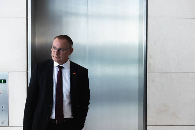Tino Chrupalla im Bundestag. Deutschland, Berlin am 22. September 2026: Fraktionsvorsitzende, Tino Chrupalla (AfD) wartet auf dem Aufzug auf der Fraktionsebene.