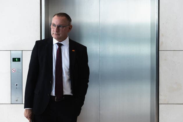 Tino Chrupalla im Bundestag. Deutschland, Berlin am 22. September 2026: Fraktionsvorsitzende, Tino Chrupalla (AfD) wartet auf dem Aufzug auf der Fraktionsebene.