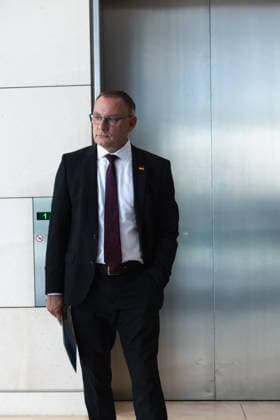 Tino Chrupalla im Bundestag. Deutschland, Berlin am 22. September 2026: Fraktionsvorsitzende, Tino Chrupalla (AfD) wartet auf dem Aufzug auf der Fraktionsebene.