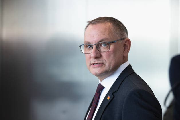 Tino Chrupalla im Bundestag. Deutschland, Berlin am 22. September 2026: Fraktionsvorsitzende, Tino Chrupalla (AfD) wartet auf dem Aufzug auf der Fraktionsebene.