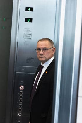Tino Chrupalla im Bundestag. Deutschland, Berlin am 22. September 2026: Fraktionsvorsitzende, Tino Chrupalla (AfD) in dem Aufzug auf der Fraktionsebene.