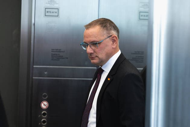 Tino Chrupalla im Bundestag. Deutschland, Berlin am 22. September 2026: Fraktionsvorsitzende, Tino Chrupalla (AfD) in dem Aufzug auf der Fraktionsebene.