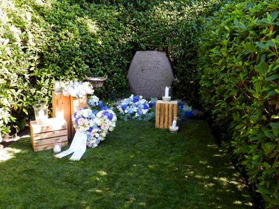 CNTV KUEHNE- Grabplatz Blumen Kranz Stein Der im August verstorbene Millionaer Klaus - Michael Kuehne wurde heute in einer Holz Urne beerdigt, die beisetzung auf dem Friedhof Ohlsdorf in Hamburg am 22.09.2026 Hamburg Deutschland