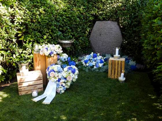 CNTV KUEHNE- Grabplatz Blumen Kranz Stein Der im August verstorbene Millionaer Klaus - Michael Kuehne wurde heute in einer Holz Urne beerdigt, die beisetzung auf dem Friedhof Ohlsdorf in Hamburg am 22.09.2026 Hamburg Deutschland