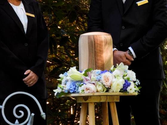CNTV KUEHNE- Bestatter mit der Urne Der im August verstorbene Millionaer Klaus - Michael Kuehne wurde heute in einer Holz Urne beerdigt, die beisetzung auf dem Friedhof Ohlsdorf in Hamburg am 22.09.2026 Hamburg Deutschland