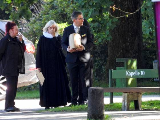 CNTV KUEHNE- Bestatter mit der Urne Der im August verstorbene Millionaer Klaus - Michael Kuehne wurde heute in einer Holz Urne beerdigt, die beisetzung auf dem Friedhof Ohlsdorf in Hamburg am 22.09.2026 Hamburg Deutschland