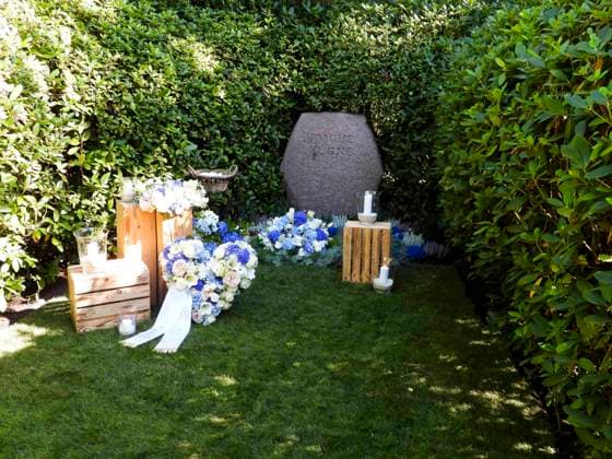 CNTV KUEHNE- Grabplatz Blumen Kranz Stein Der im August verstorbene Millionaer Klaus - Michael Kuehne wurde heute in einer Holz Urne beerdigt, die beisetzung auf dem Friedhof Ohlsdorf in Hamburg am 22.09.2026 Hamburg Deutschland