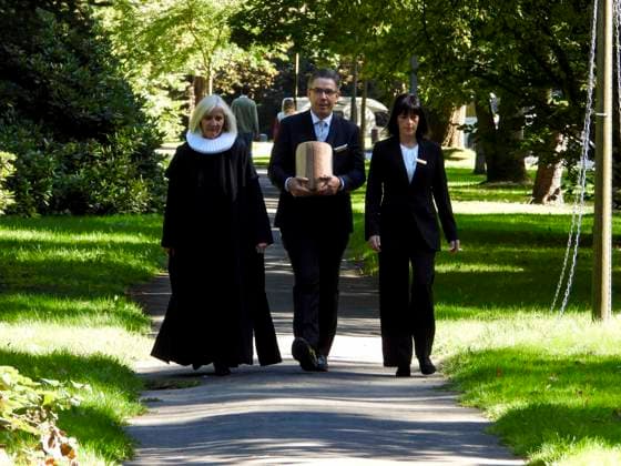 CNTV KUEHNE- Bestatter mit der Urne Der im August verstorbene Millionaer Klaus - Michael Kuehne wurde heute in einer Holz Urne beerdigt, die beisetzung auf dem Friedhof Ohlsdorf in Hamburg am 22.09.2026 Hamburg Deutschland