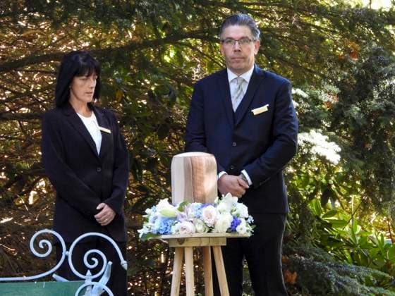 CNTV KUEHNE- Bestatter mit der Urne Der im August verstorbene Millionaer Klaus - Michael Kuehne wurde heute in einer Holz Urne beerdigt, die beisetzung auf dem Friedhof Ohlsdorf in Hamburg am 22.09.2026 Hamburg Deutschland