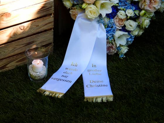 CNTV KUEHNE- Grabplatz Blumen Schleife in Grosser Liebe deine Christine Der im August verstorbene Millionaer Klaus - Michael Kuehne wurde heute in einer Holz Urne beerdigt, die beisetzung auf dem Friedhof Ohlsdorf in Hamburg am 22.09.2026 Hamburg Deutschland