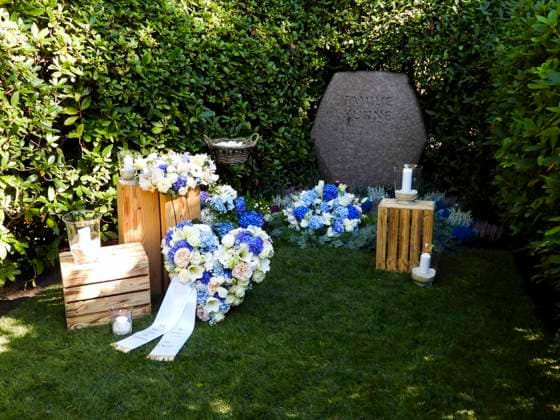 CNTV KUEHNE- Grabplatz Blumen Kranz Stein Der im August verstorbene Millionaer Klaus - Michael Kuehne wurde heute in einer Holz Urne beerdigt, die beisetzung auf dem Friedhof Ohlsdorf in Hamburg am 22.09.2026 Hamburg Deutschland