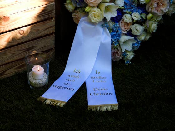 CNTV KUEHNE- Grabplatz Blumen Schleife in Grosser Liebe deine Christine Der im August verstorbene Millionaer Klaus - Michael Kuehne wurde heute in einer Holz Urne beerdigt, die beisetzung auf dem Friedhof Ohlsdorf in Hamburg am 22.09.2026 Hamburg Deutschland
