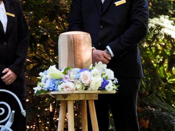CNTV KUEHNE- Bestatter mit der Urne Der im August verstorbene Millionaer Klaus - Michael Kuehne wurde heute in einer Holz Urne beerdigt, die beisetzung auf dem Friedhof Ohlsdorf in Hamburg am 22.09.2026 Hamburg Deutschland